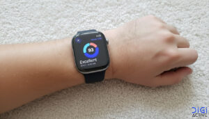 اپل واح مشکی رنگ مدل ۲۰۲۵ سری ۱۱ در مچ دست یک مرد با صفحه نمایش روشن 