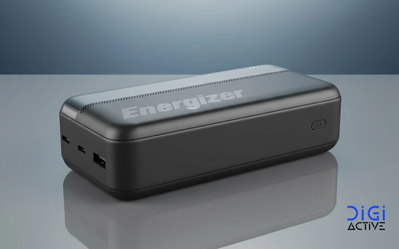 پاوربانک انرجایزر به رنگ طوسی بر روی یک میز خاکستری روشن با هاله ای از سایه ی پاوربانک بر روی میز